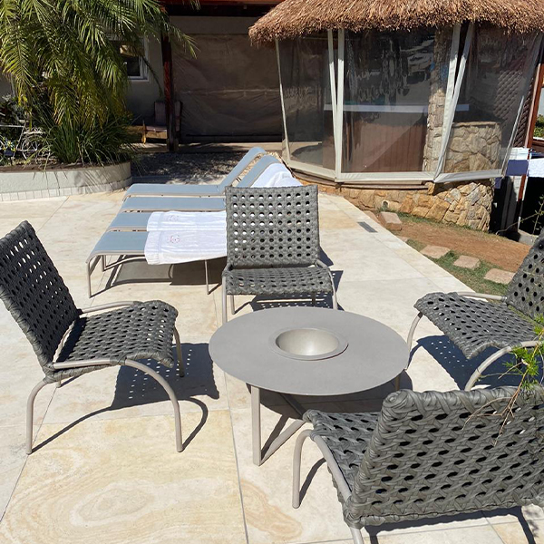 cadeiras e fibra sintetica para piscina