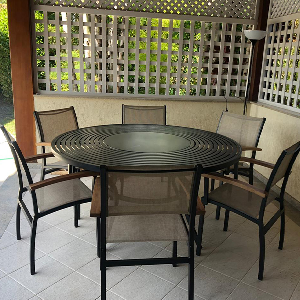 mesa e cadeiras para piscina e área externa