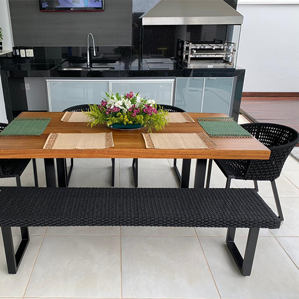 mesa retangular com pés em aluminio e tampo em madeira maciça para area externa e varanda